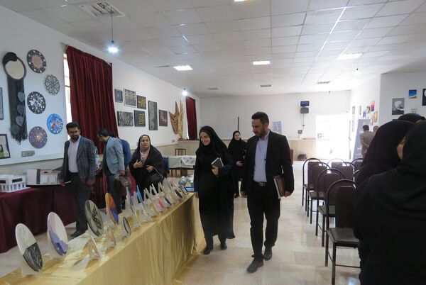 برپایی نمایشگاه آثار هنرجویان هنرستان های منطقه پردیس به مناسبت هفته مشاغل