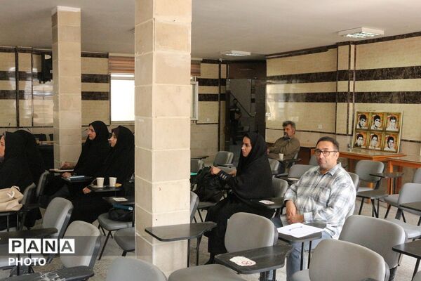 کارگاه تخصصی پیشگیری از آسیب‌های اجتماعی در مدارس فیروزکوه با هدف ارتقای مدیریت آموزشگاهی
