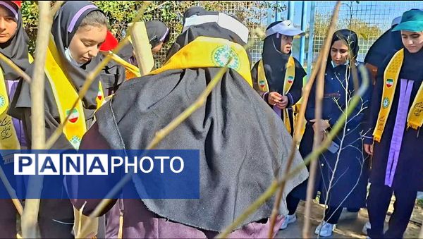  وقتی نهال‌ها هم انقلابی شدند؛ فجر در حیاط مدرسه ام‌البنین