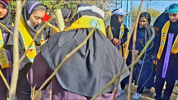  وقتی نهال‌ها هم انقلابی شدند؛ فجر در حیاط مدرسه ام‌البنین