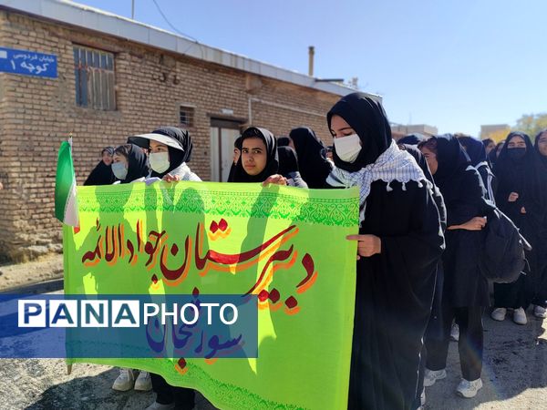 حضور گسترده دانش آموزان سورشجان در راهپیمایی ۱۳ آبان؛ فریاد ایستادگی در برابر استکبار جهانی