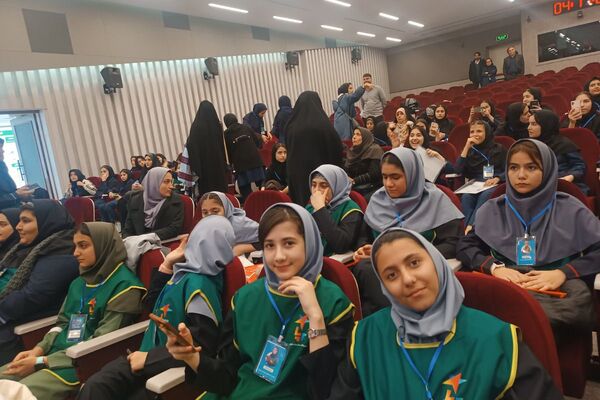 حضور دانش آموزان مدرسه ایثار در اردو توانمند سازی "برپا" در اردوگاه امام خمینی (ره)