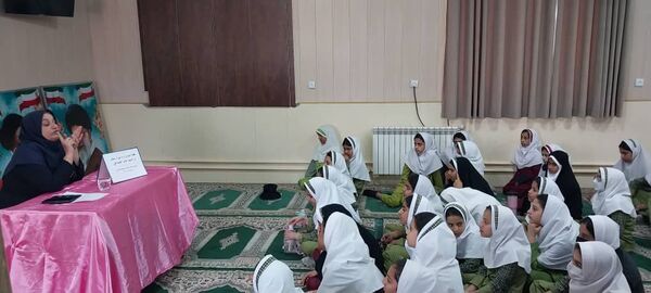 مراسم هفته مبارزه با اعتیاد در دبستان شاهد حاجی‌آباد 