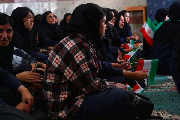 مراسم روز دانش‌آموز و هفته بسیج دانش‌آموزی در مدرسه بنت‌الهدی بهارستان۲