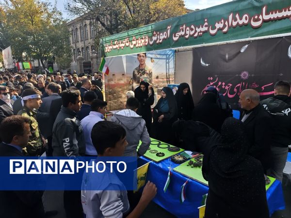  از قاب نگاه نوجوان تا فریاد «مرگ بر استکبار»