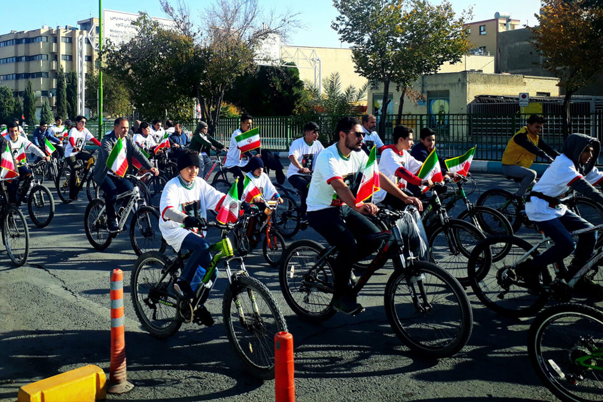 اجتماع دوچرخه‌سواران دهه نودی به یاد شهدای دانش‌آموز 
