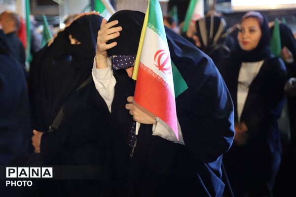 حضور پررنگ اداره آموزش و پرورش در راهپیمایی میدان انقلاب