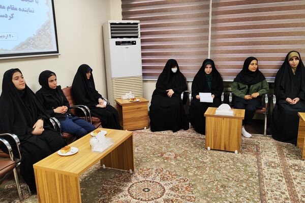 دیدار دختران دانش‌آموز سنندجی با نماینده ولی‌فقیه در کردستان 
