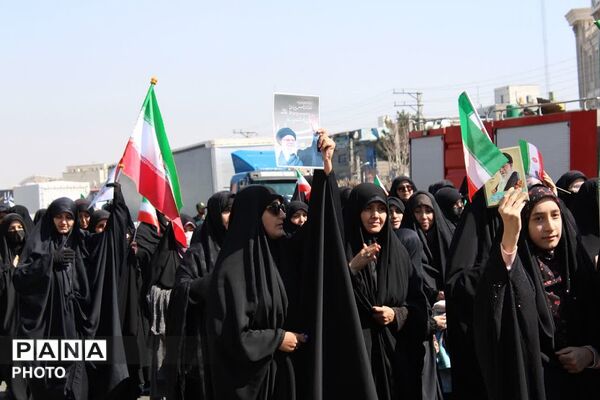 گردهمایی پرشور مردم وفادار و انقلابی چهاردانگه در دفاع از میهن و آرمان های انقلاب