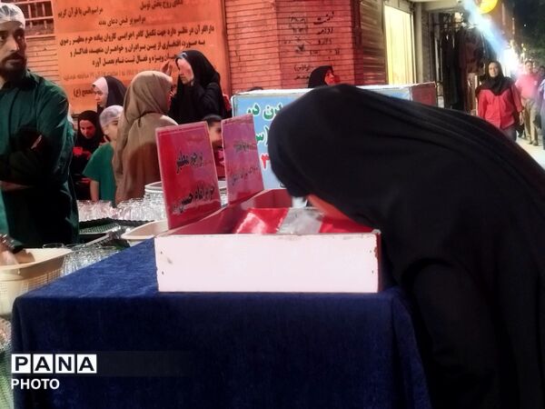 فعالیت چایخانه حضرت زهرا(س) در مسجد جامع نیشابور همزمان با هفته دفاع مقدس