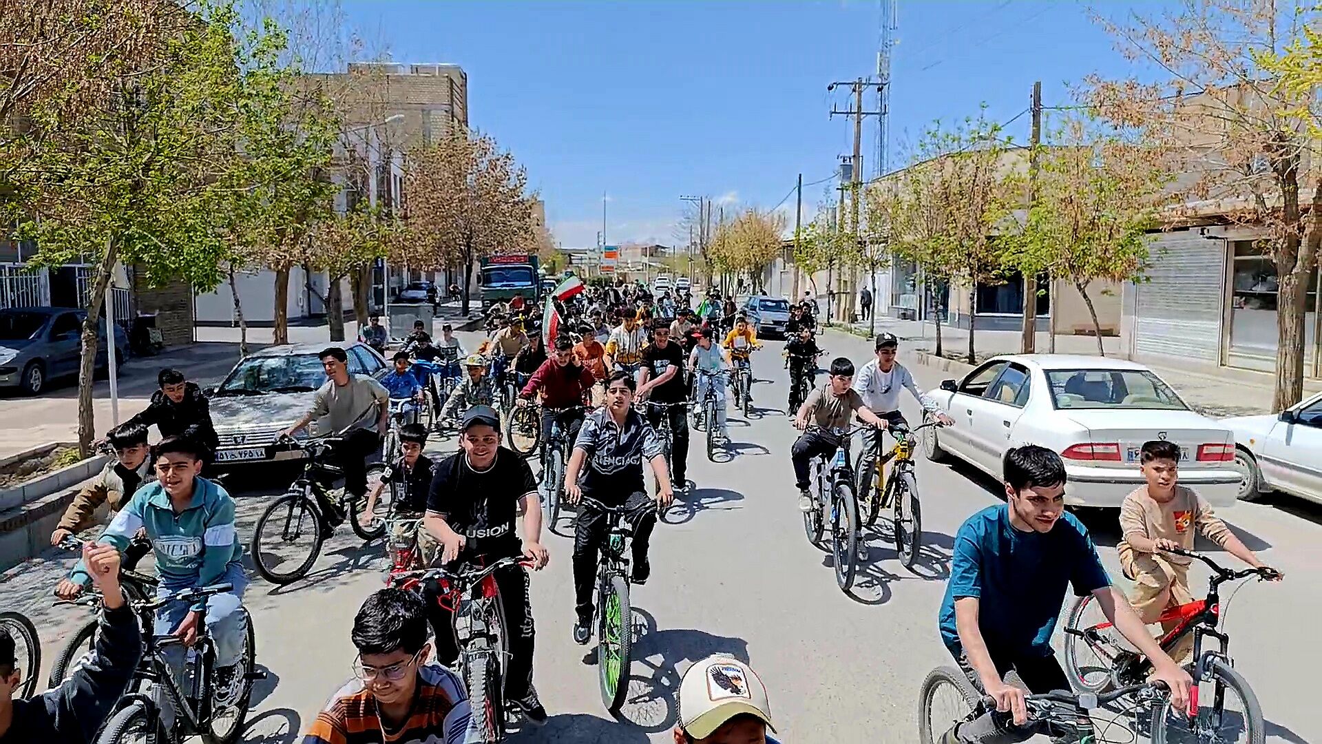لالجین، شهر اولین‌ها؛ همایش دوچرخه‌سواری به یاد لاله‌های سرخ پوش میناب ب