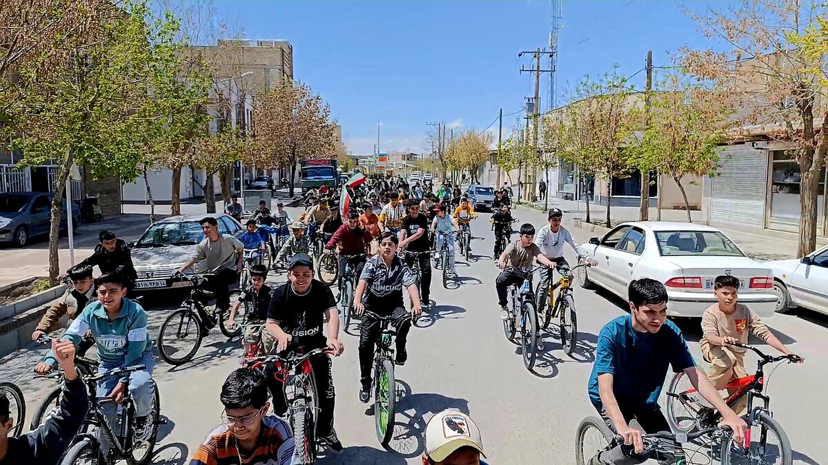 لالجین، شهر اولین‌ها؛ همایش دوچرخه‌سواری به یاد لاله‌های سرخ پوش میناب ب