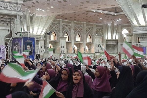 اجتماع دختران ناحیه 2 شهرری به مناسبت روز دختر در مرقد مطهر امام خمینی (ره) 