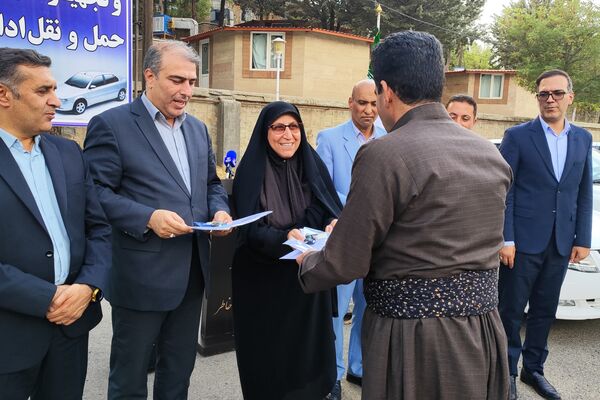 نوسازی و تجهیز ناوگان حمل و نقل اداری آموزش‌ و پرورش کردستان با توزیع ۱۶ دستگاه سمند سورن