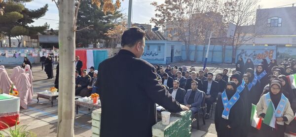 دبیرستان هاجر(س) میزبان زنگ انقلاب 