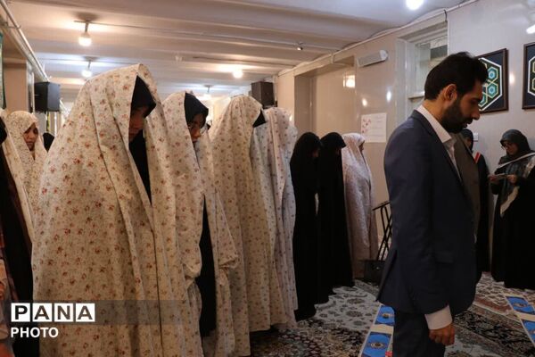 اقامه نخستین نماز مهرماه در هنرستان آل‌یاسین