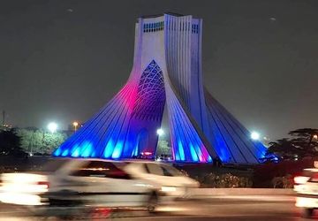برج آزادی به رنگ آبی درآمد
