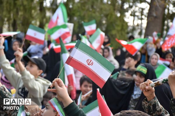 پرچم ایران در دستان کوچک؛ رژه کودکانه امام رضایی‌ها در قروه
