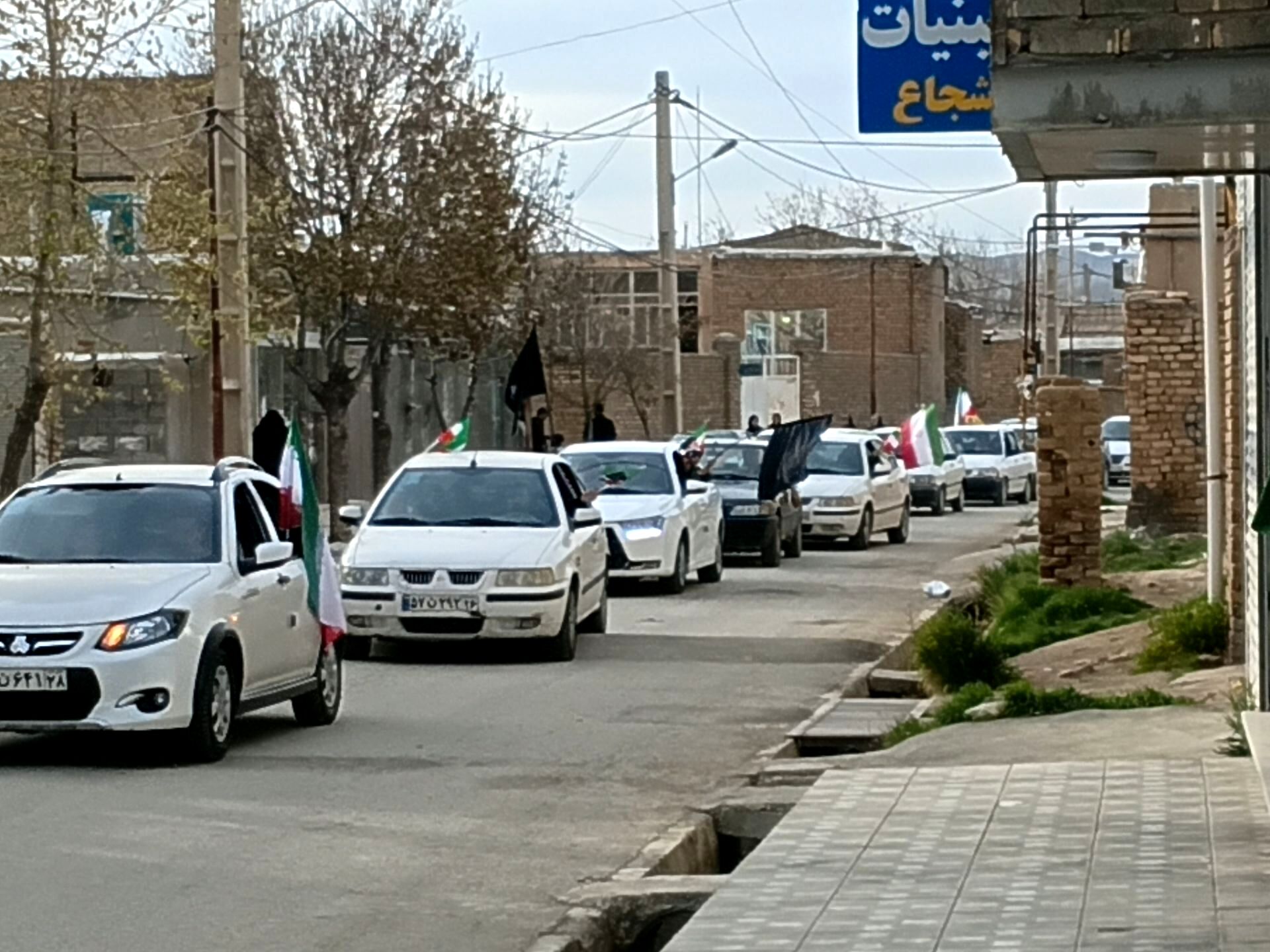رژه‌ خودرویی در روستای دهنوِ آورزمان