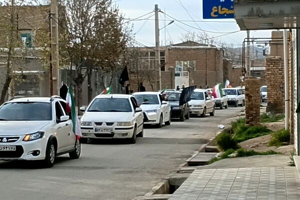 رژه‌ خودرویی در روستای دهنوِ آورزمان