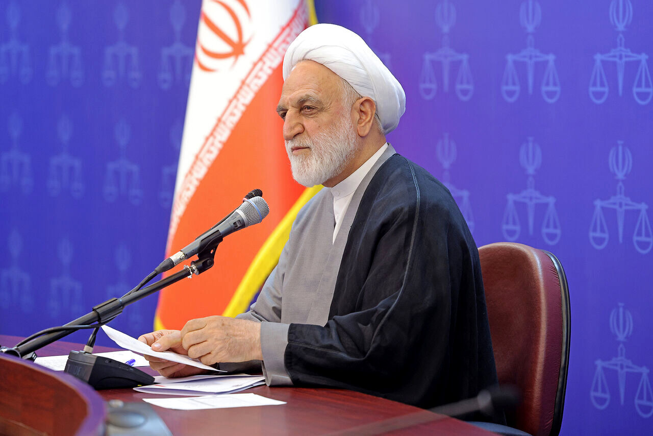 مقامات قضایی به هیچ وجه نباید در ورطه تخلف و ارتکاب جرم بیفتند