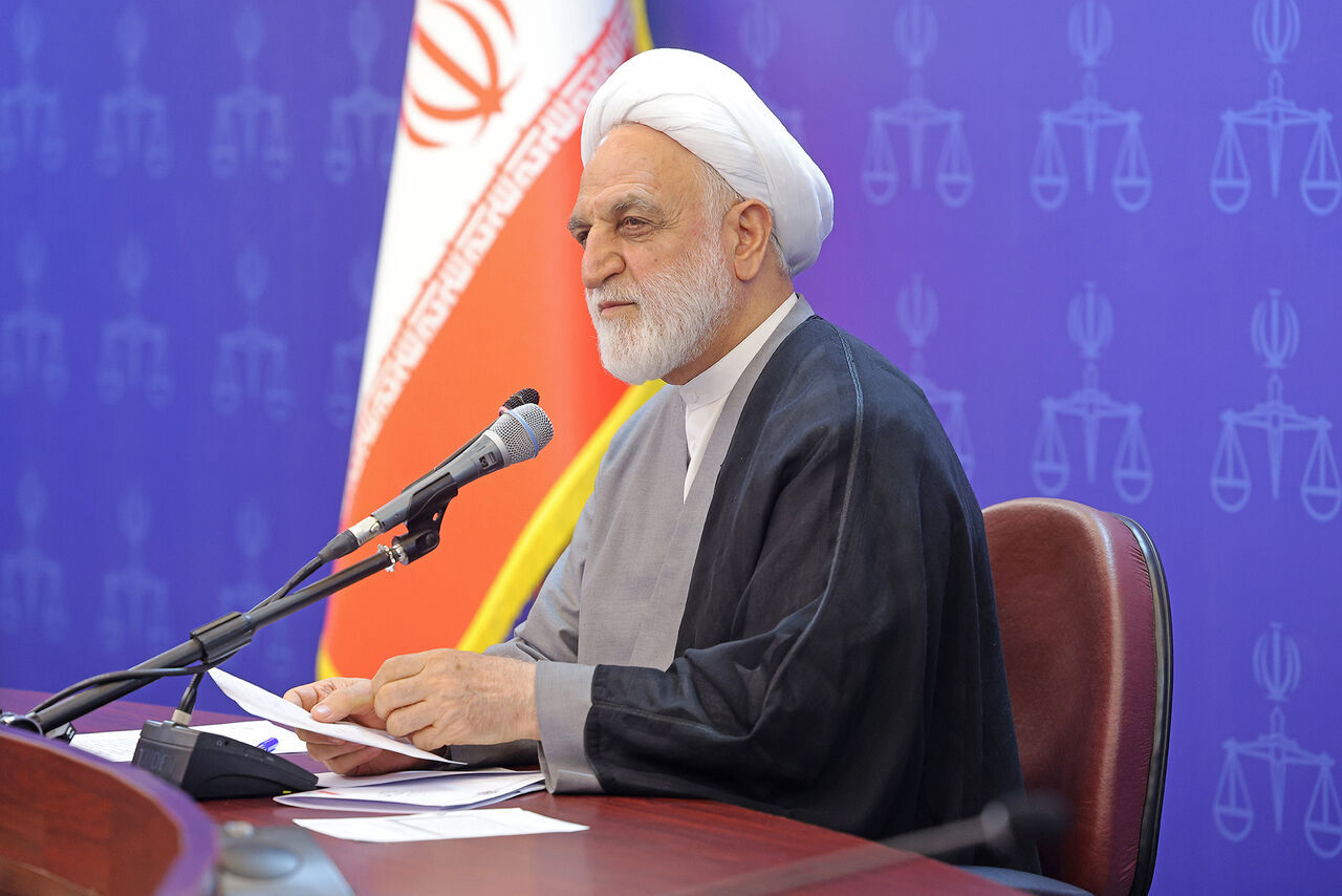 مقامات قضایی به هیچ وجه نباید در ورطه تخلف و ارتکاب جرم بیفتند