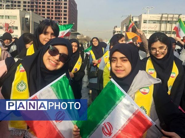 حضور دانش آموزان دبیرستان علی افشارنژاد در گردهمایی میدان شهدا و گلبانک انقلاب