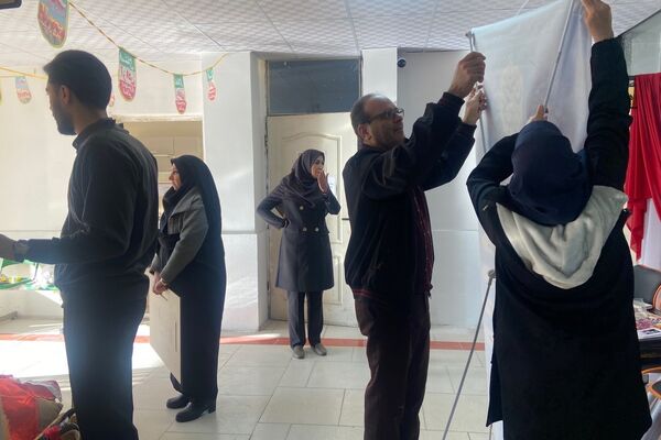 آماده‌سازی آثار هنرجویان در نمایشگاه دهه فجر رباط‌کریم