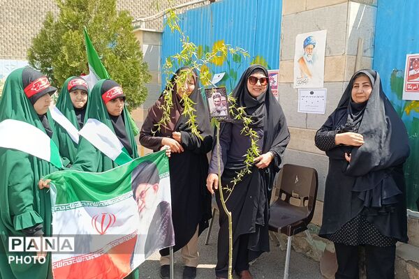 کاشت نهال به یاد رهبر شهید و دانش‌آموزان شهید مدرسه شجره طیبه میناب