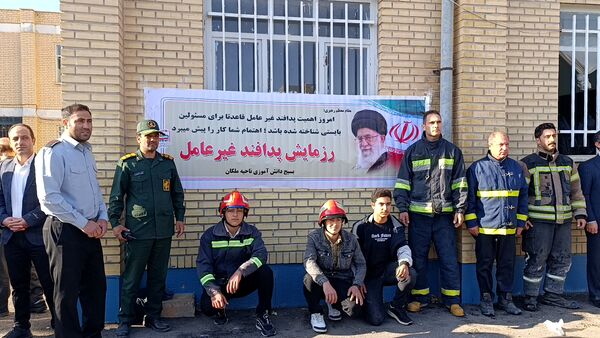 دانش‌آموزان ملکان در خط مقدم ایمنی؛ اجرای مانور پدافند غیرعامل در مدرسه امام حسین(ع)