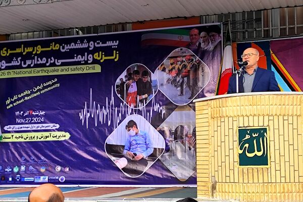 برگزاری مانور زلزله در مدرسه شهیده مهری رزاق‌طلب سنندج