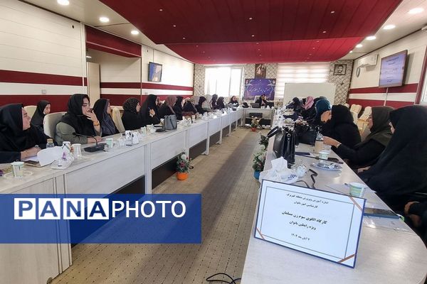 برگزار کارگاه‌های آموزشی ویژه رابطین امور بانوان مدارس منطقه کهریزک 