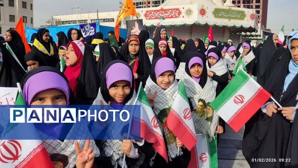 اجرای سرود در میدان شهدا به مناسبت دهه فجر