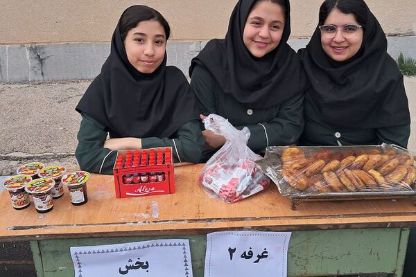 برگزاری بازارچه صنایع دستی و غذا در دبیرستان‌ حضرت‌ معصومه (س) شهرستان فیروزکوه