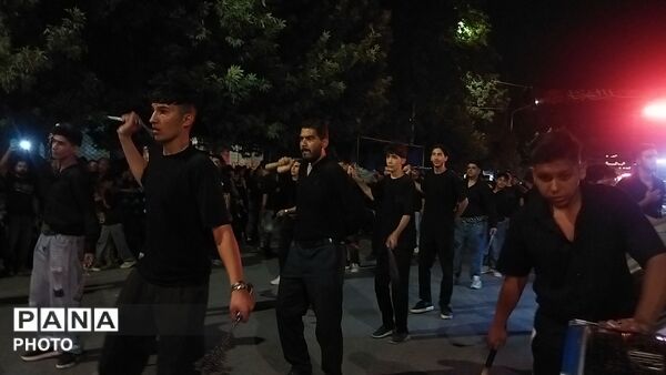 گذری بر فعالیت هیئت جوانان باب الحوائج در شب عاشورا 