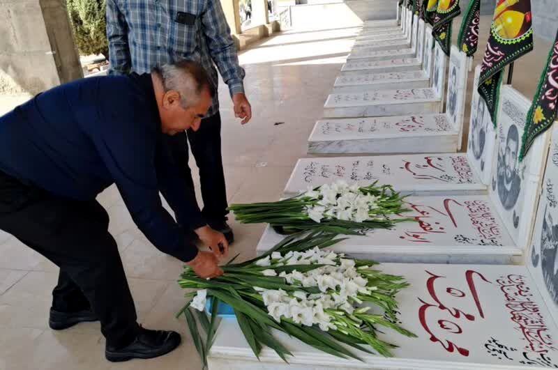 میثاق استاندار و مسئولان استانی با شهدا در سفر به زرقان