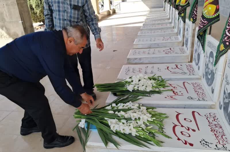 میثاق استاندار و مسئولان استانی با شهدا در سفر به زرقان
