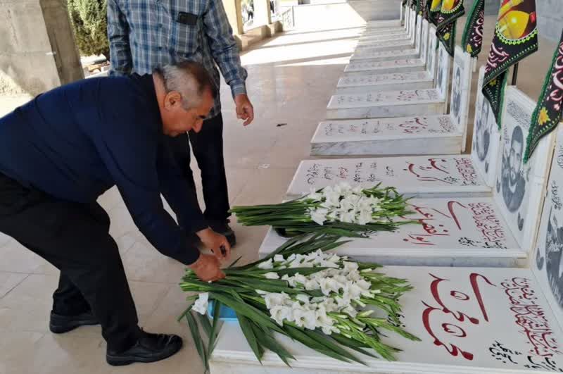 میثاق استاندار و مسئولان استانی با شهدا در سفر به زرقان