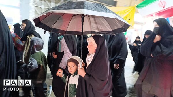 دهه نودی‌ها در زیر چتر انقلاب 