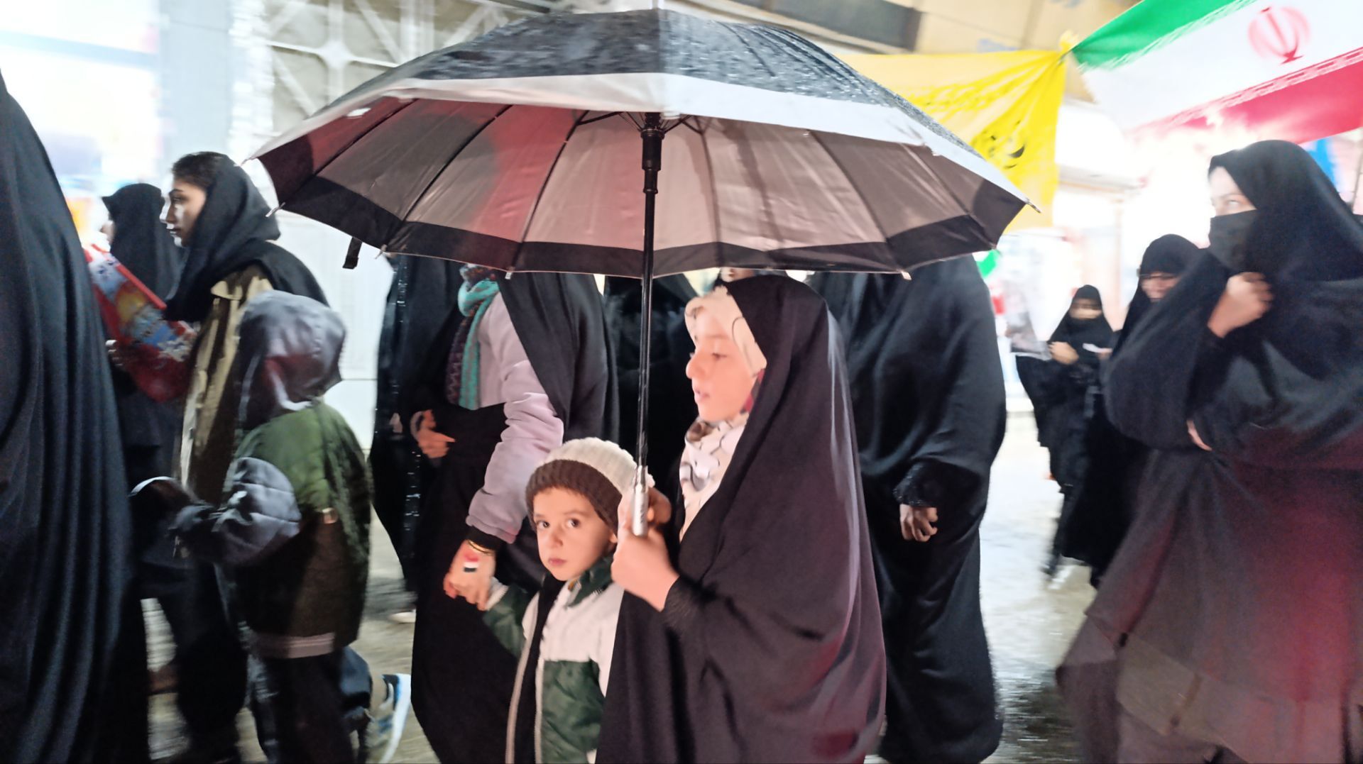 دهه نودی‌ها در زیر چتر انقلاب 