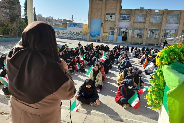 بزرگداشت دهه فجر در دبیرستان شاهد فیض ناحیه 3 شیراز