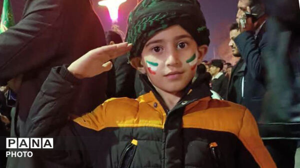 موج مداوم‌مردمی در پی شهادت قائد امت همراه با شبی با شهدا در میدان امام خمینی (ره) شهرستان کوهدشت