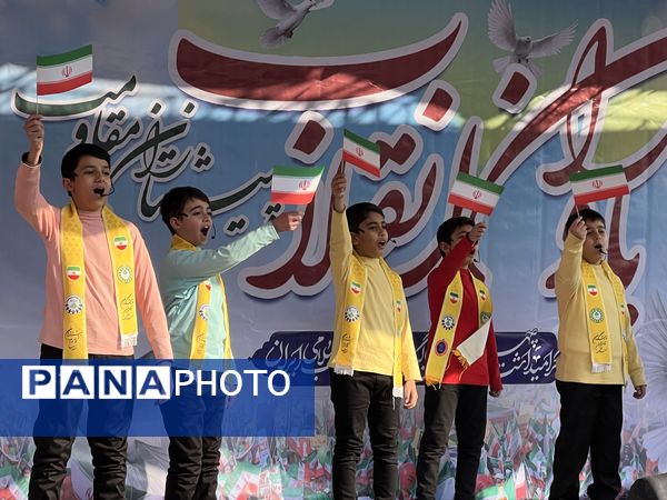 حال و هوای غرفه‌های سازمان دانش‌آموزی و خبرگزاری پانا در راهپیمایی ۲۲ بهمن