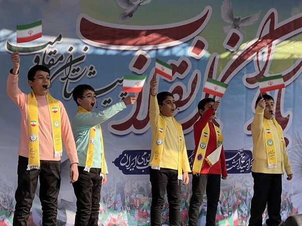 حال و هوای غرفه‌های سازمان دانش‌آموزی و خبرگزاری پانا در راهپیمایی ۲۲ بهمن