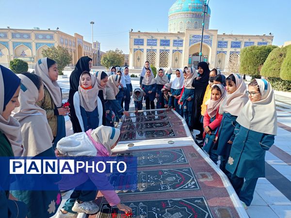 غبارروبی مزار شهدا توسط دانش‌آموزان دبستان سمیه