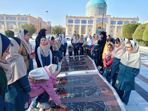 غبارروبی مزار شهدا توسط دانش‌آموزان دبستان سمیه