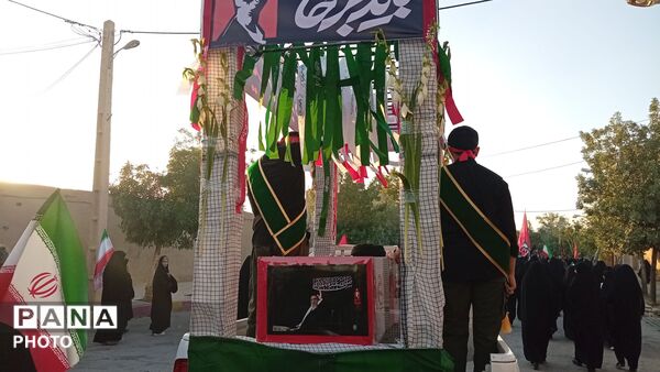 به تصویر کشیدن حماسه تشییع نمادین رهبر شهید در شهر میلاجرد