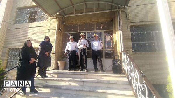  تجلیل از حافظان نظام در دبیرستان شاهد الیگودرز