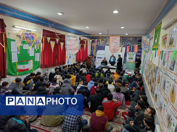 کارگاه آموزشی پیشگیری از آسیب‌های فضای مجازی در دبیرستان رجایی