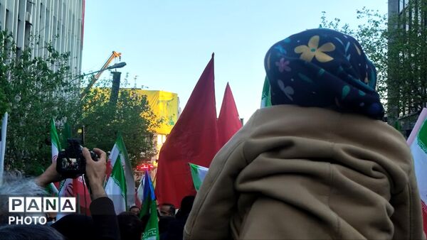 مردم تهران به احترام چهلمین روز از شهادت رهبر شهید ایستادند